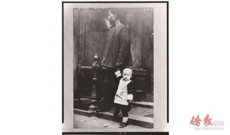 早期纽约唐人街极少见到华人女性，图为春节时一位华人男子牵着小孩站在街上。 （均资料图）
